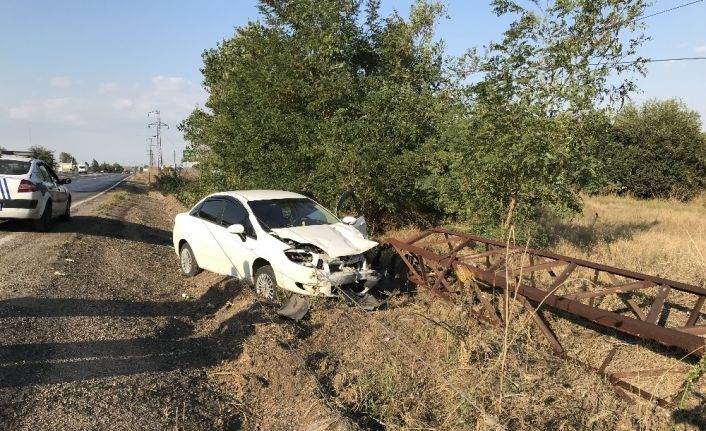 Lastiği patlayınca direğe çarptı