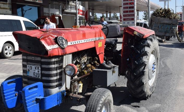 Malatya’da odun yüklü traktör devrildi: 1 yaralı