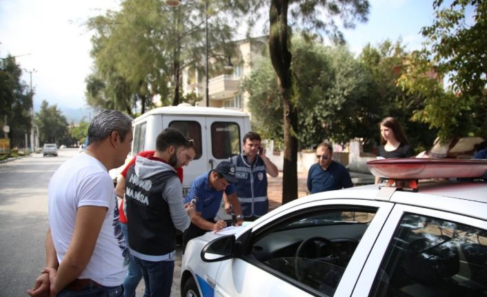 Manisa’da bir günde aracında sigara içen 109 kişiye ceza