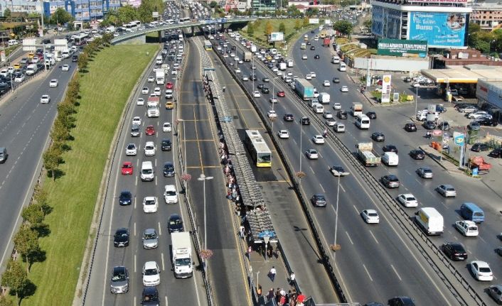 Metrobüste deprem sonrası oluşan yoğunluk havadan görüntülendi