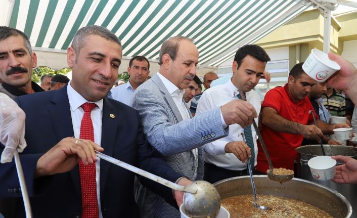 Oğuzeli Belediyesi vatandaşa aşure dağıttı