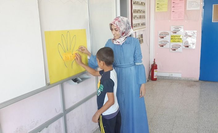 Okullarda beslenme ve hijyen konularında interaktif eğitimler verdi