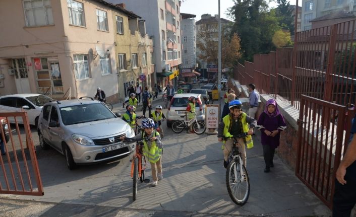 Okullarına bisikletleriyle gittiler