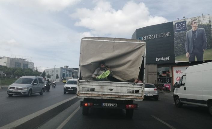 (Özel) Kamyonet kasasındaki şahsın tehlikeli dansı kamerada