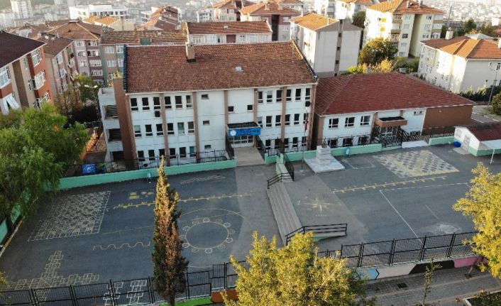 Pendik’te eğitime ara verilerek boşaltılan okul havadan görüntülendi