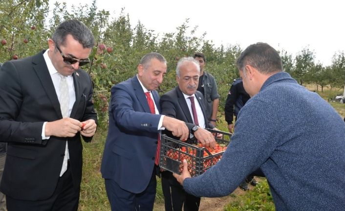 Rektör Çomaklı hükümlülerin yetiştirdiği ürünleri inceledi