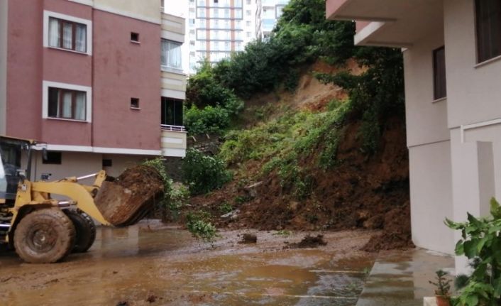 Rize’de istinat duvarı çöktü, 3 araç zarar gördü