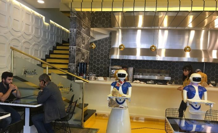 Robot garsonlar iş başında