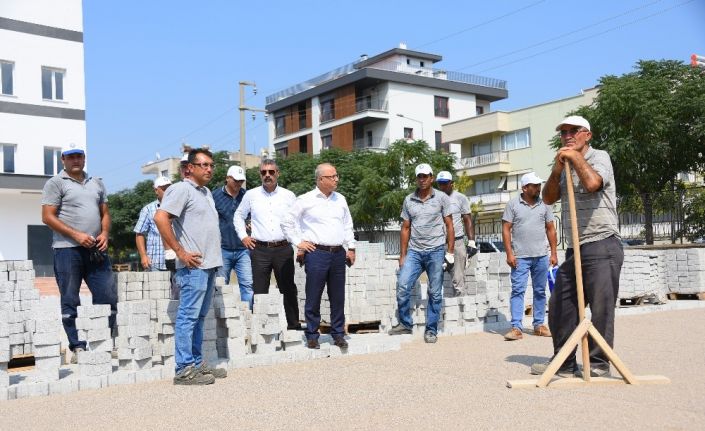 Salihli Belediyesinden okul bahçesine çevre düzenlemesi