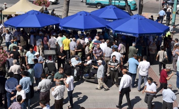 Selçuklu Belediyesi Cuma buluşmasında aşure ikram etti