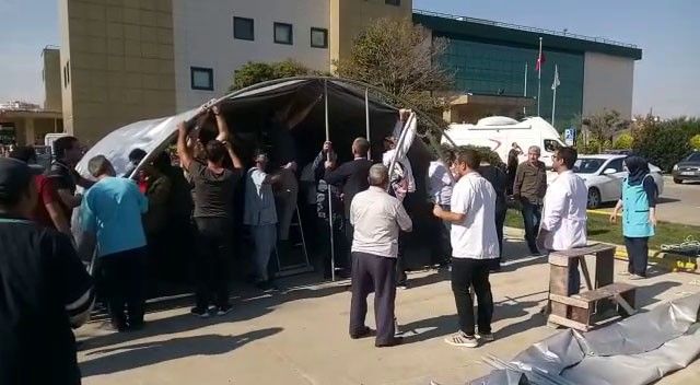 Silivri Devlet Hastanesi’nin bahçesine çadır kuruldu