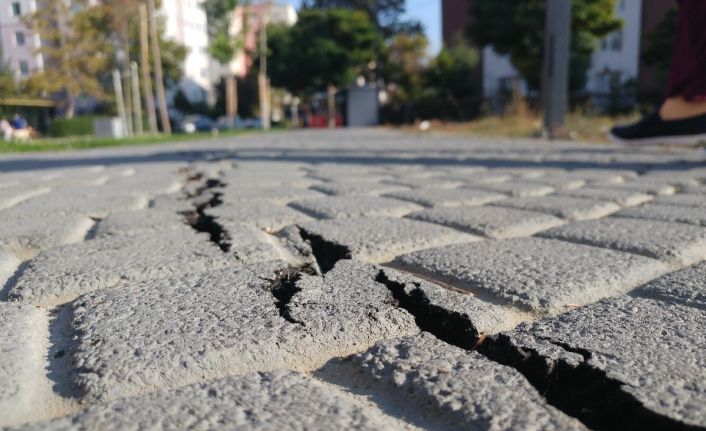 Silivri’de deprem öncesi olan çatlaklar deprem sonrası daha da büyüdü