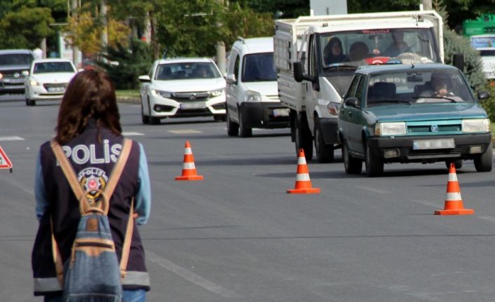 Sürücülere arabada sigara içme cezası