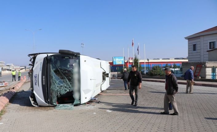 Sürücüsünün kalp krizi geçirdiği işçi servisi yan yattı: 10 yaralı