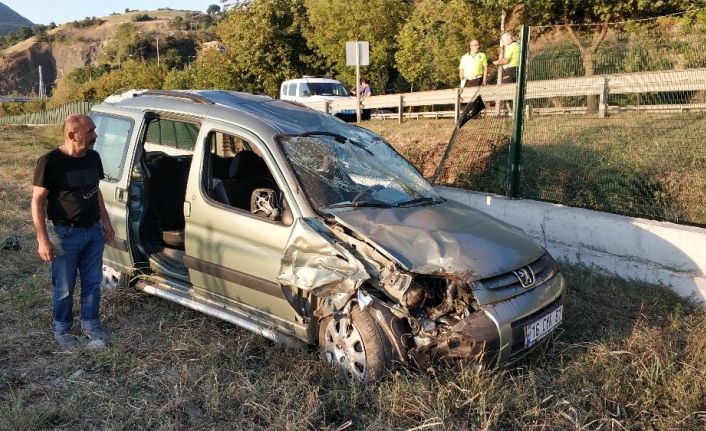 Takla atan hafif ticari araç demiryoluna yuvarlandı: 6 yaralı