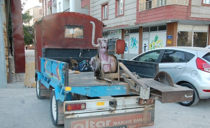 Topladığı hurda malzemelerle kendi aracını yaptı