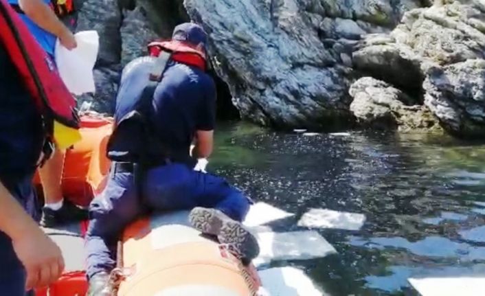 Yanarak batan tekne denizde kirliliğe neden oldu