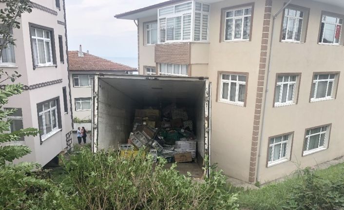 Zonguldak’da  kamyon eve girdi ev sahipleri deprem sandı