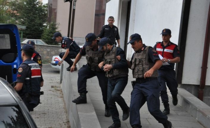 Ağabeyini öldürüp, yeğenini de yaralayan şahıs tutuklandı