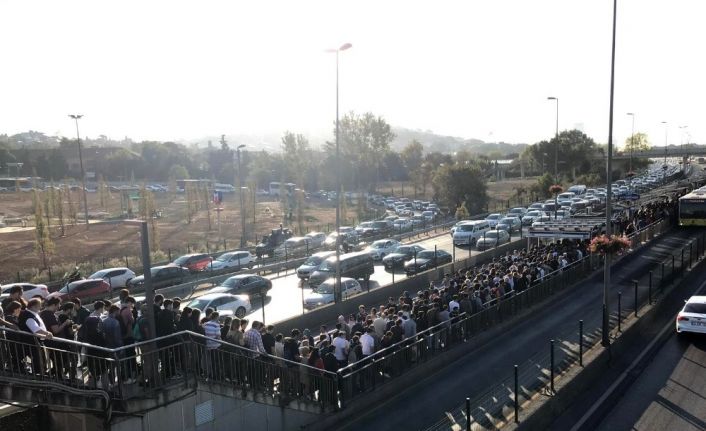 Altunizade metrobüs durağında aşırı yoğunluk