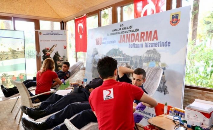 Antalya  Jandarma’dan Kızılay’a 396 ünite kan bağışı