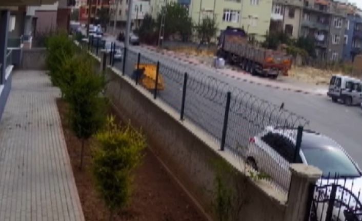 Apartmanın demir kapısını söküp götürdü