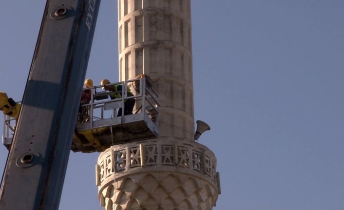 Arnavutköy’de depremde hasar gören caminin minaresi sökülüyor