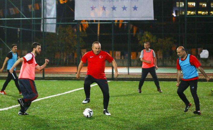 Bakanlar ve milletvekilleri siyasete futbol arası verdi