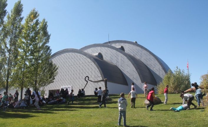 Baksı Müzesi’nde öğrenci şenliği