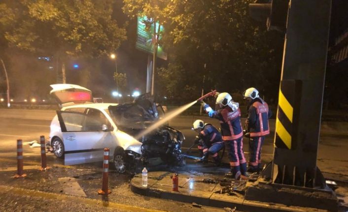 Başkent’te yön levhasına çarpan otomobil alev aldı