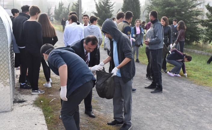 Belediye başkanı öğrencilerle beraber çöp topladı