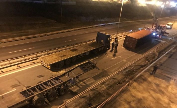 Beylikdüzü’nde TIR devrildi; 1 yaralı