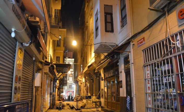 Beyoğlu’nda çökme tehlikesi sebebiyle boşaltılan tarihi binanın kolonları güçlendirildi