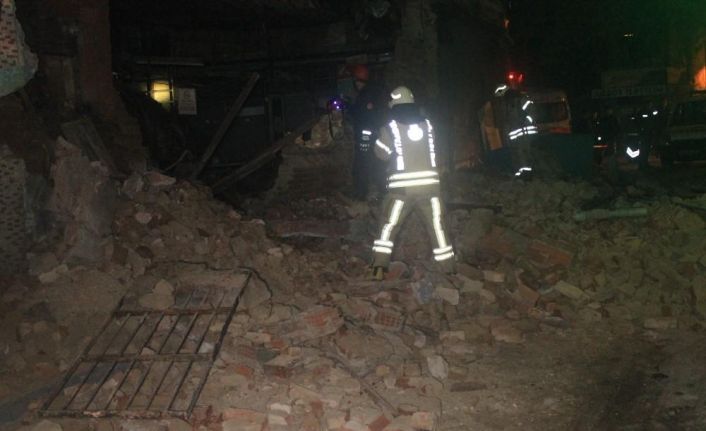 Beyoğlu’nda tek katlı metruk bina çöktü