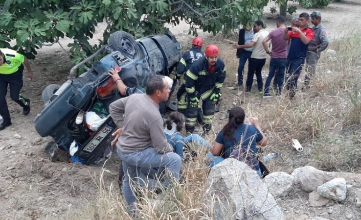 Buharkent’te otomobil şarampole devrildi: 6 yaralı