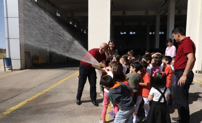 Büyükşehir Belediyesi’nden öğrencilere itfaiye eğitimi