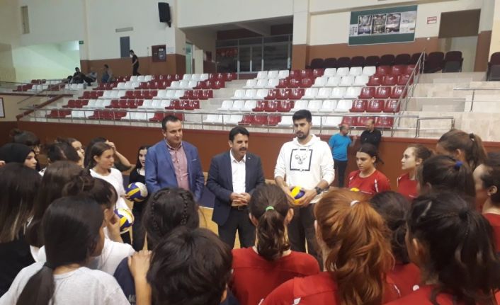 Çakır antrenör ve sporcularla buluştu