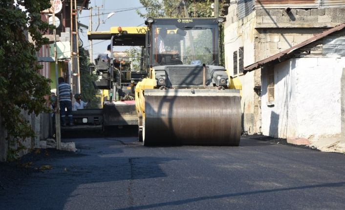 Ceyhan’da asfalt çalışmaları sürüyor