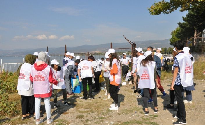 Çocuklar İznik sahilini temizledi