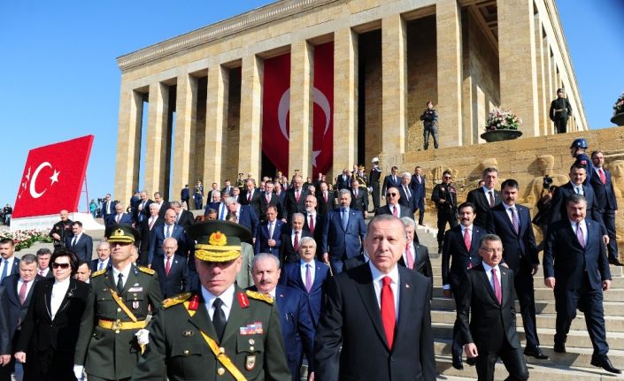 Cumhurbaşkanı Erdoğan ve beraberindeki devlet erkanı Anıtkabir’de