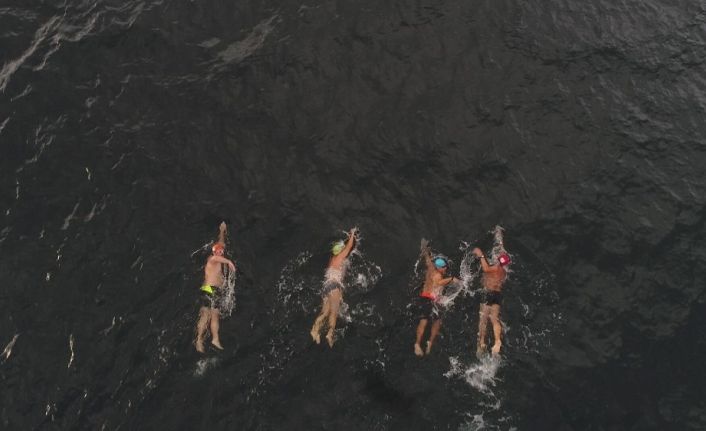 Dalgalarla boğuştular, 6 saat hiç durmadan 14 kilometre yüzdüler