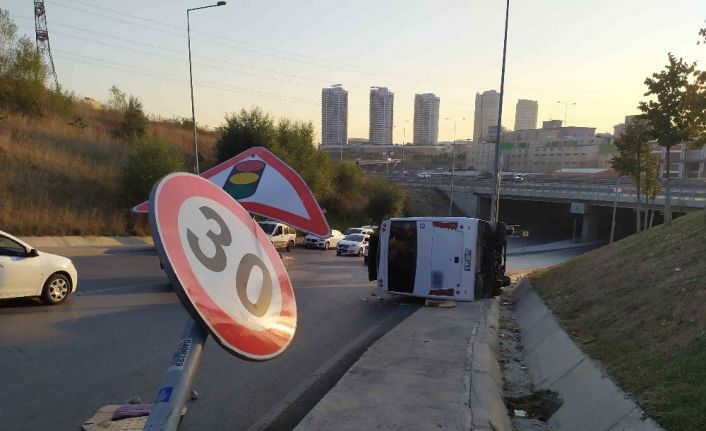 Devrilen midibüsten burnu bile kanamadan çıktı