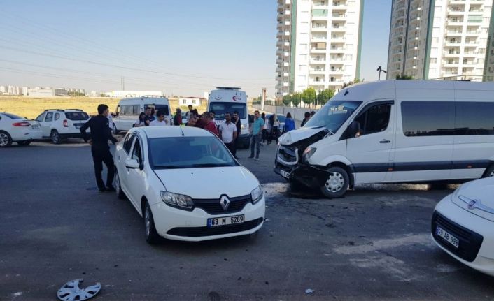 Diyarbakır’da öğrenci servisi kaza yaptı: 9 yaralı