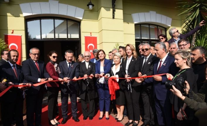 Dünyanın en büyük Atatürk sergisi İzmit’te açıldı