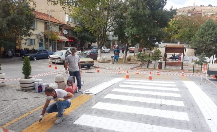 Emet’te yaya geçidi çizgileri yenileniyor