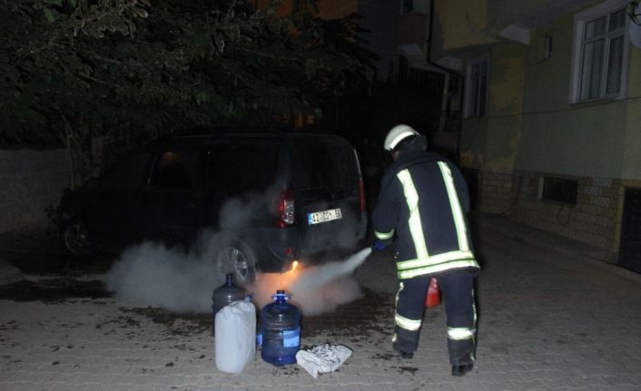 Erken fark edilen yangın, otomobilin tamamen yanmasını engelledi