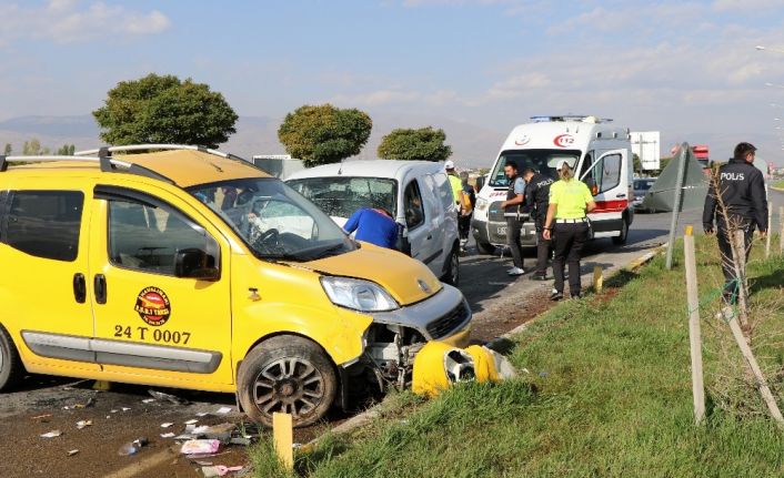 Erzincan’da trafik kazası: 2’i polis 3 yaralı