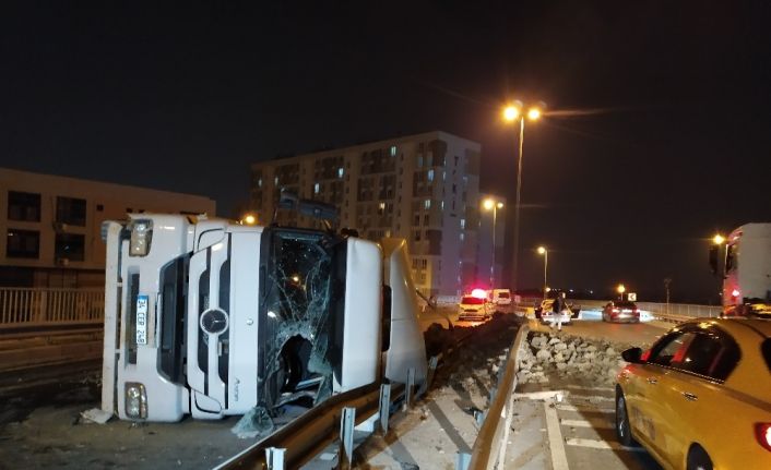 Esenler’de hafriyat kamyonu devrildi: 1 ağır yaralı