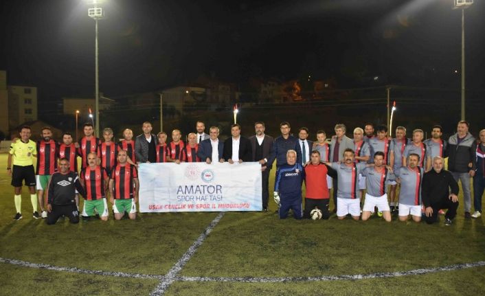 Eski amatör futbolcular yeşil sahalarda kıyasıya mücadele etti