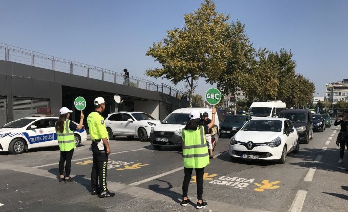 Farklı dillerde ‘Yaya geçidi nöbeti’ etkinliği gerçekleşti